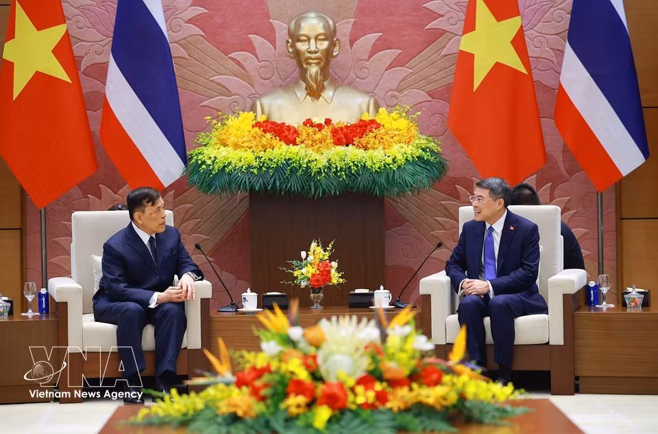 Prime Minister Le Minh Hung meets with King Maha Vajiralongkorn Phra Vajiraklaochaoyuhua of Thailand and Queen Suthida Bajrasudhabimalalakshana (Photo: VNA)