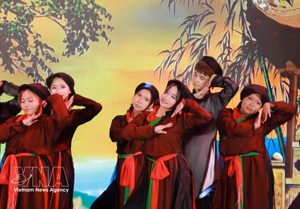 Kinh Bac Cultural Station is a cultural experience programme organised by students from the Vietnam Youth Academy in Hanoi on June 7, 2020, to introduce the heritage of Bac Ninh. The event re-enacts traditional cultural features, such as "quan ho" folk singing and Dong Ho folk paintings, through a creative lens, connecting heritage with the younger generation. (Photo: VNA)