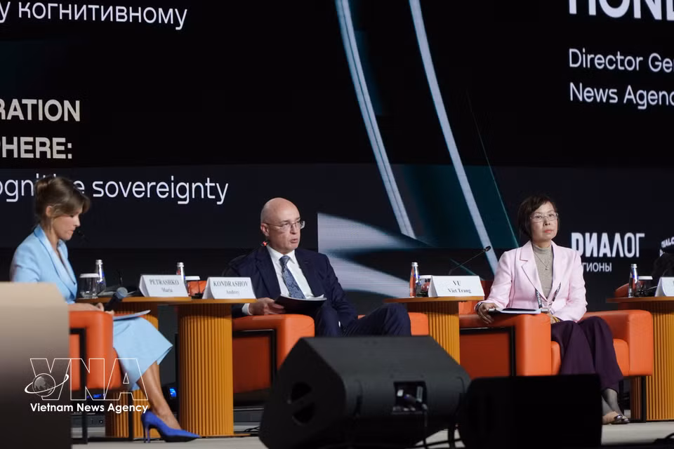 General Director of the Vietnam News Agency (VNA) Vu Viet Trang and other speakers at the forum (Photo: VNA)