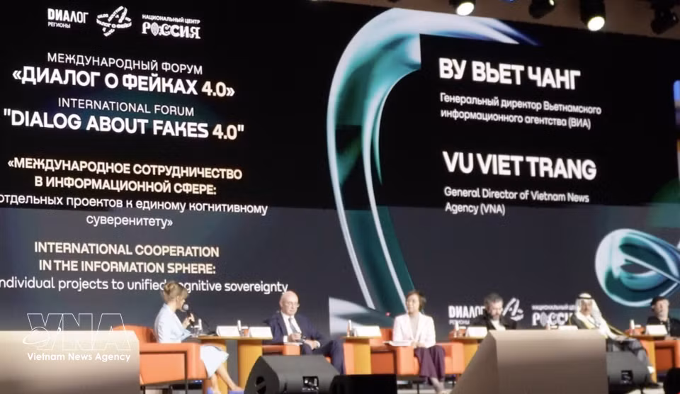 General Director of the Vietnam News Agency (VNA) Vu Viet Trang and other speakers at the forum (Photo: VNA)