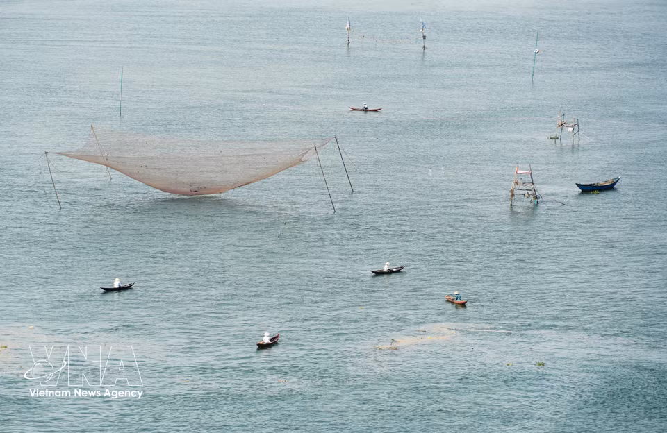 The peaceful rhythm of life at Thuan An estuary on the Tam Giang Lagoon side of Hue city. (Photo: VNA)