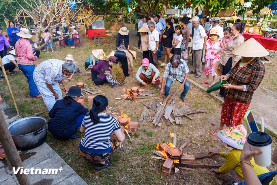 The clay-pot cooking competition over wood fires attracts enthusiastic participation from local residents. (Photo: Thanh Phong/Vietnam+)