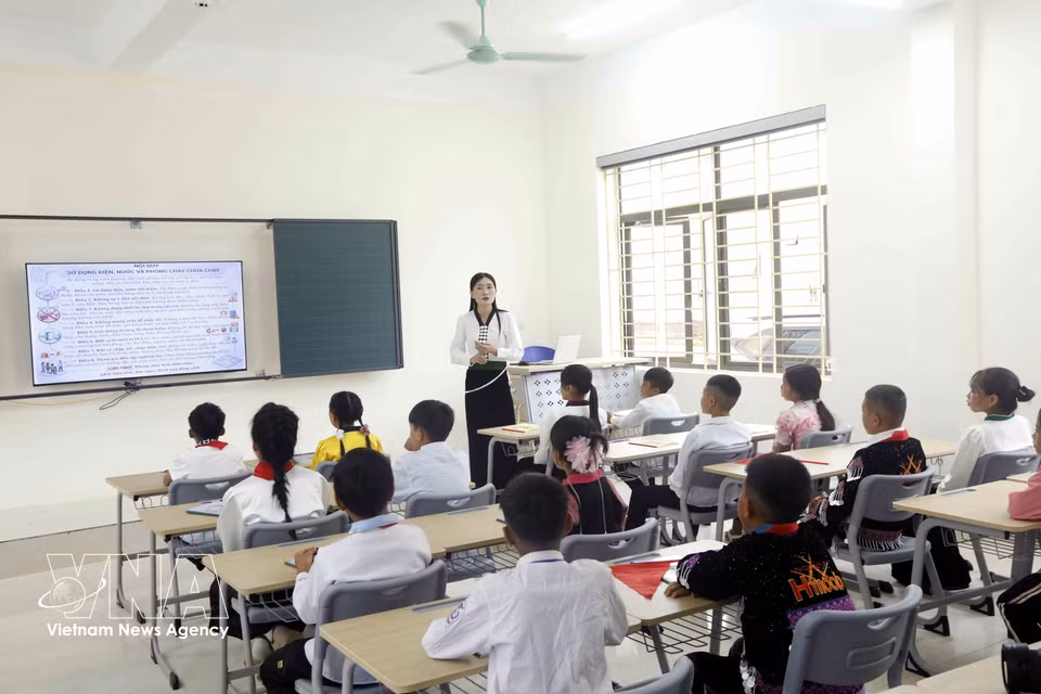 A teacher at the Yen Son Primary and Middle Boarding School instructs students on rules for using electricity and water, as well as fire prevention and fighting. (Photo: Quang Quyet/VNA)