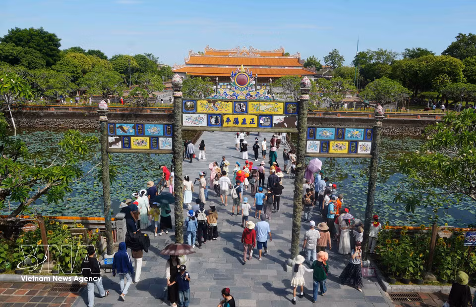 Tourists cross Trung Dao Bridge to visit Thai Hoa Palace in the Hue Imperial City on National Day, September 2, 2026. (Photo: Nguyen Ly/VNA)