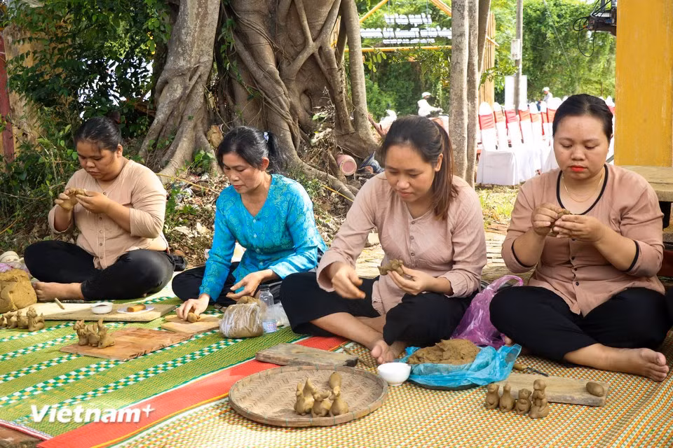 Female pottery makers carefully mould small clay “to he” figurines by hand. (Photo: Thanh Phong/Vietnam+)