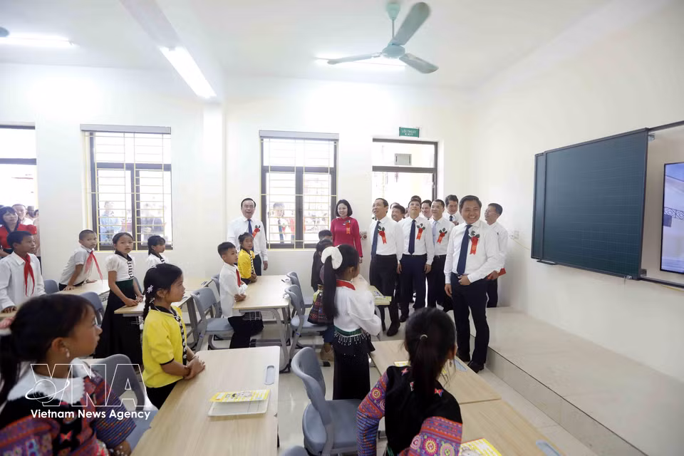 Son La provincial delegates visit a classroom at the Yen Son Primary and Middle Boarding School. (Photo: Quang Quyet/VNA)