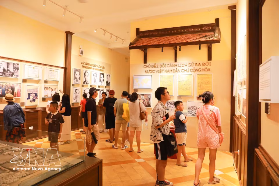 On National Day, 48 Hang Ngang Street became one of the historical sites attracting large numbers of locals and visitors. (Photo: Khanh Hoa/VNA)