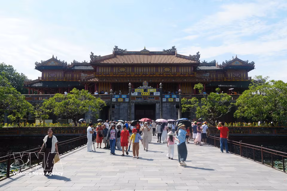 Tourists visit the Hue Imperial City during the National Day holiday. (Photo: Nguyen Ly/VNA)