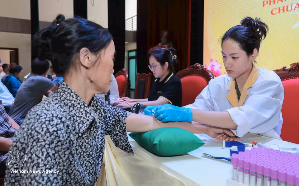 Support is provided to elderly and frail relatives of fallen soldiers at a DNA sample collection site. (Photo: VNA)