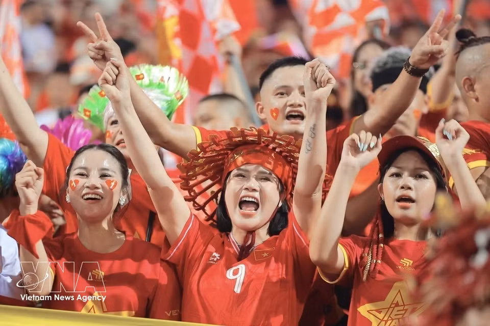 The joy of Vietnamese football fans (Photo: VNA)