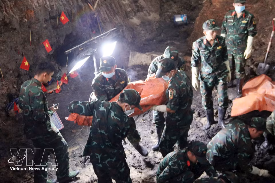 Search, excavation and recovery operations for martyrs’ remains are carried out at Le Thi Rieng Park in Ho Chi Minh City. (Photo: VNA)