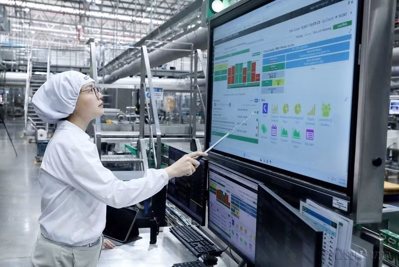 Digital transformation plays an important role in the country’s development in the new era. In the photo: Workers at Bong Sen Factory of Nestlé Vietnam operate a production line using an automated control panel. (Photo: VNA)