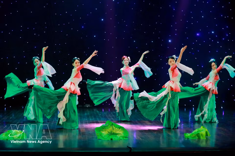 The art programme "Harmony Between Heaven and Earth" features performances rich in Vietnamese cultural identity, staged with a contemporary spirit to create a harmonious blend of tradition and modernity. The programme was organised by students from the Hanoi Academy of Theatre and Cinema on June 5, 2026. (Photo: VNA)