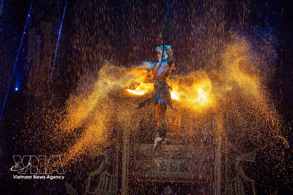 Technology does not replace the artists’ skills but enhances their expressive power, making their movements, physicality and stage presence more striking. (Photo: Khanh Hoa/VNA)