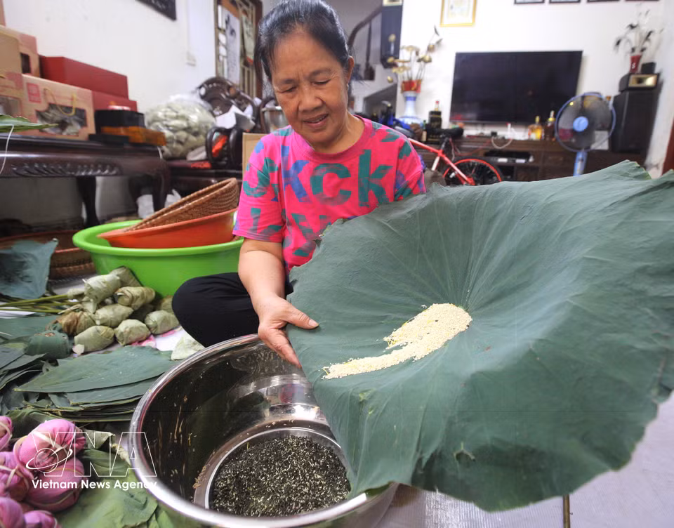 Scenting green tea is the pivotal stage of this traditional craft. (Photo: VNA)