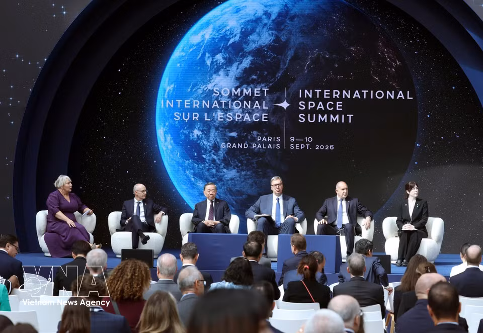 General Secretary of the Communist Party of Vietnam Central Committee and President To Lam and leaders of other countries attend the official session of the International Space Summit. (Photo: VNA)