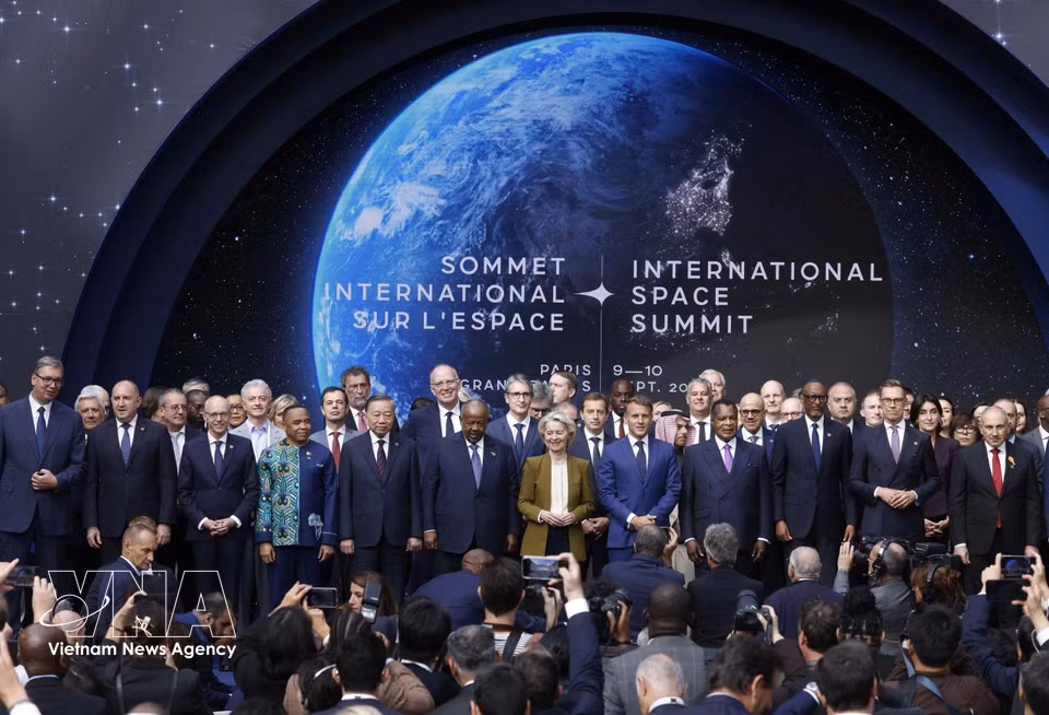 General Secretary of the Communist Party of Vietnam Central Committee and President To Lam and leaders of other countries attend the official session of the International Space Summit. (Photo: VNA)