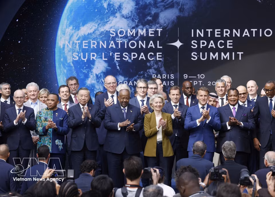 General Secretary of the Communist Party of Vietnam Central Committee and President To Lam and leaders of other countries attend the official session of the International Space Summit. (Photo: VNA)