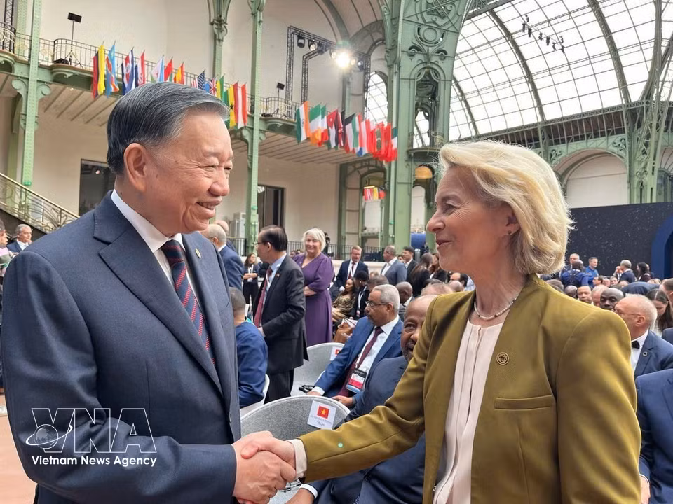 General Secretary of the Communist Party of Vietnam Central Committee and President To Lam and European Commission President Ursula von der Leyen attend the summit. (Photo: VNA)