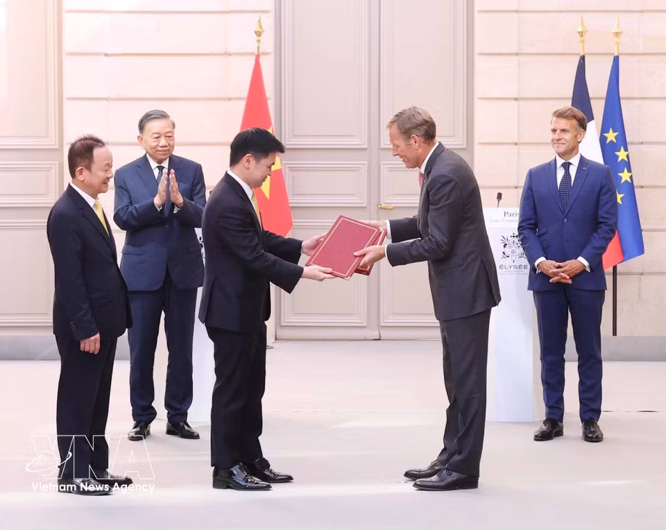 General Secretary of the Communist Party of Vietnam Central Committee and President To Lam and French President Emmanuel Macron witness exchange of bilateral cooperation documents between the two countries (Photo: VNA)