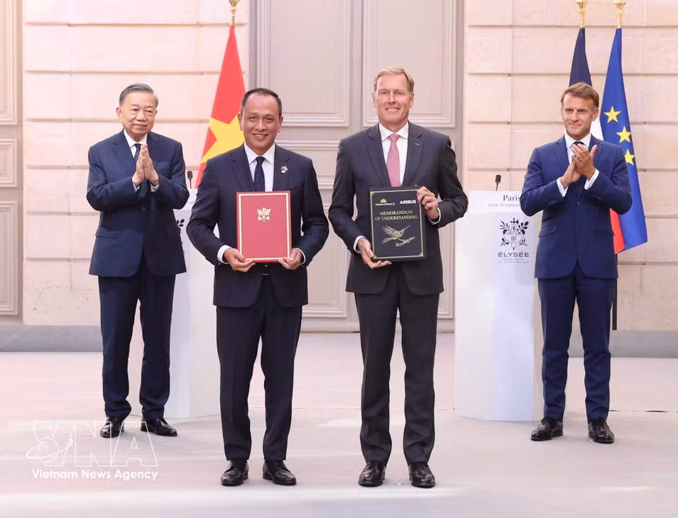 General Secretary of the Communist Party of Vietnam Central Committee and President To Lam and French President Emmanuel Macron witness exchange of bilateral cooperation documents between the two countries (Photo: VNA)