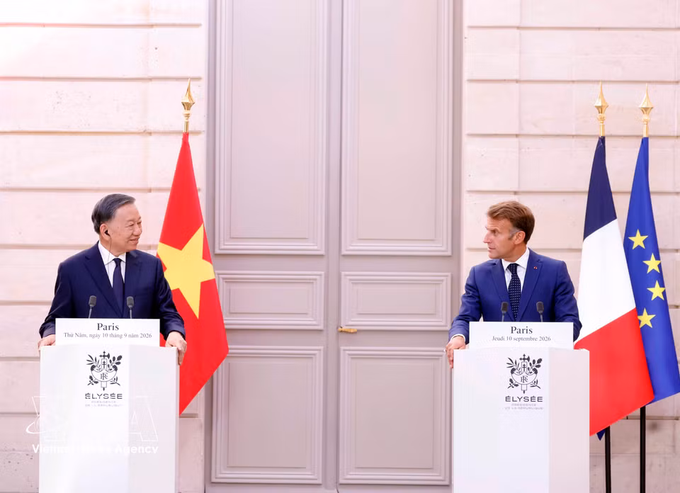 General Secretary of the Communist Party of Vietnam Central Committee and President To Lam and French President Emmanuel Macron meet with the press (Photo: VNA)