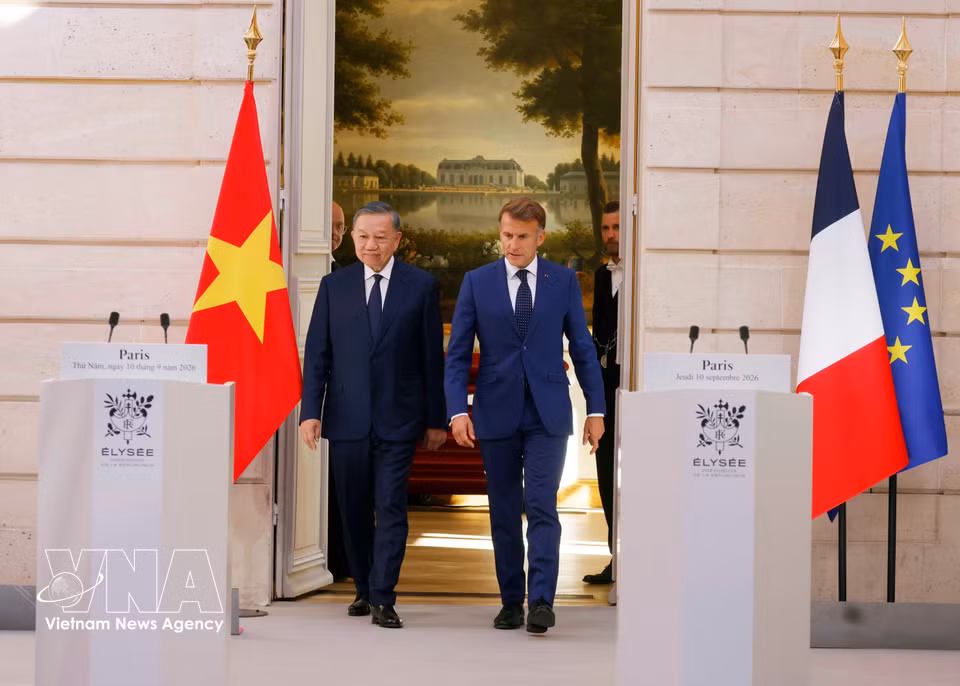 General Secretary of the Communist Party of Vietnam Central Committee and President To Lam and French President Emmanuel Macron meet with the press (Photo: VNA)