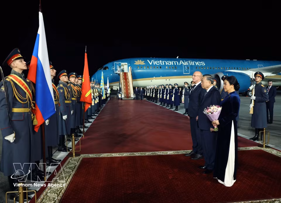 Farewell ceremony for General Secretary of the Communist Party of Vietnam Central Committee and President To Lam and his spouse at Vnukovo International Airport in Moscow. (Photo: VNA)
