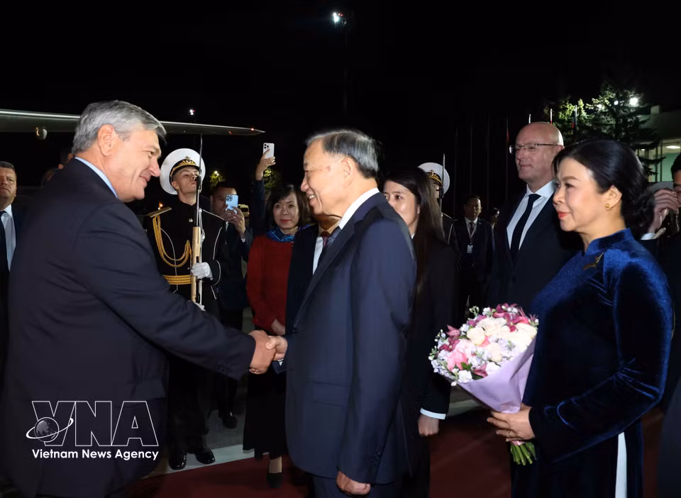 Farewell ceremony for General Secretary of the Communist Party of Vietnam Central Committee and President To Lam and his spouse at Vnukovo International Airport in Moscow. (Photo: VNA)