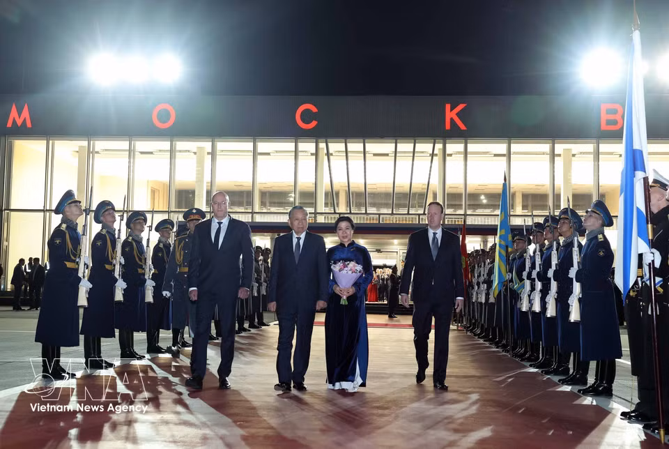 Farewell ceremony for General Secretary of the Communist Party of Vietnam Central Committee and President To Lam and his spouse at Vnukovo International Airport in Moscow. (Photo: VNA)
