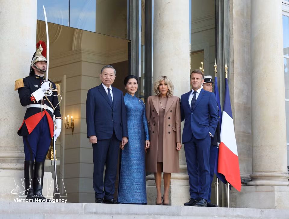French President Emmanuel Macron and his spouse hosts a welcome ceremony for General Secretary of the Communist Party of Vietnam Central Committee and President To Lam and his spouse, who are on an official visit to France. (Photo: VNA)