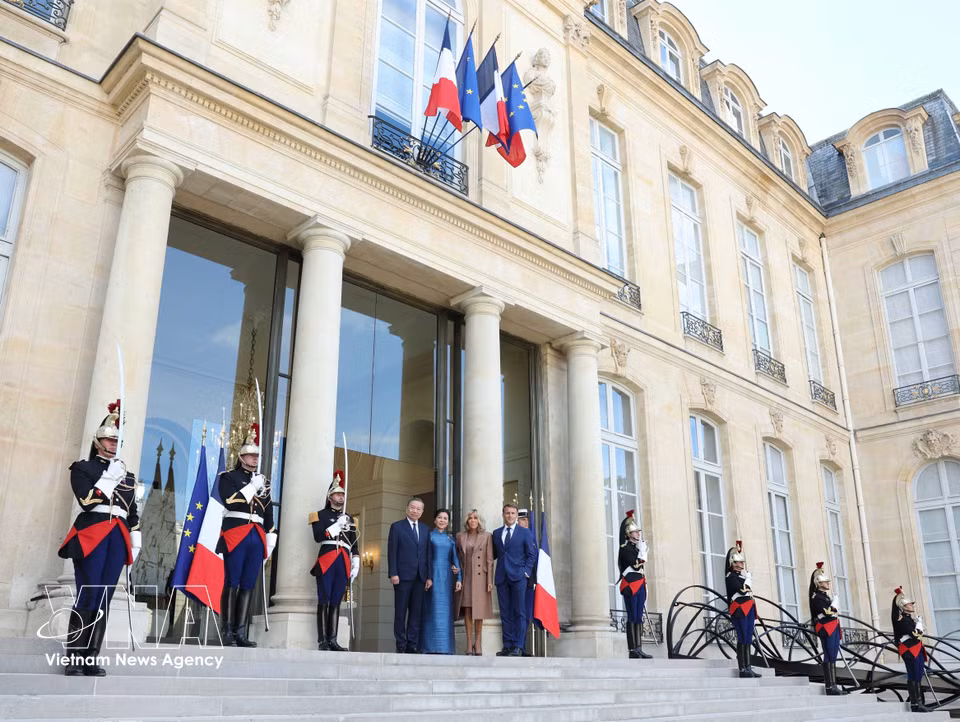 French President Emmanuel Macron and his spouse hosts a welcome ceremony for General Secretary of the Communist Party of Vietnam Central Committee and President To Lam and his spouse, who are on an official visit to France. (Photo: VNA)