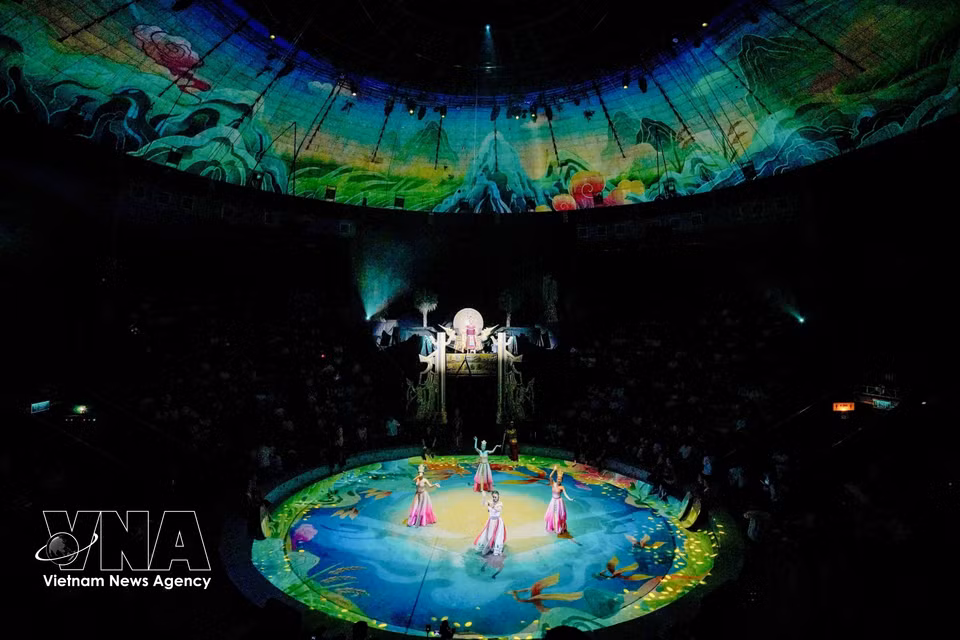 3D Mapping is used throughout the production to recreate settings ranging from mountains and forests to the sea and a mythical world, allowing the story to unfold through multiple layers of imagery. (Photo: Khanh Hoa/VNA)