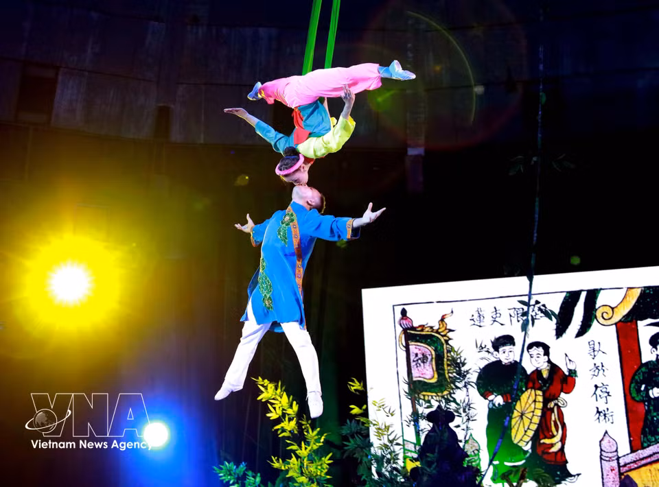 The cultural and artistic programme "Dong Ho Paintings Through Circus Art", held on December 27, 2025, at the Central Circus Theatre in Hanoi, is part of the creative art project “Awakening with Heritage" by students from the Faculty of Communication and External Culture at the Diplomatic Academy of Vietnam. The project aimed to connect traditional heritage with contemporary art, thereby “awakening” and renewing heritage through the perspective of young people. (Photo: VNA)