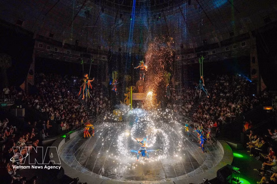The circular stage at the Central Circus was transformed into a water stage, creating additional space for artistic expression and interaction. (Photo: Khanh Hoa/VNA)
