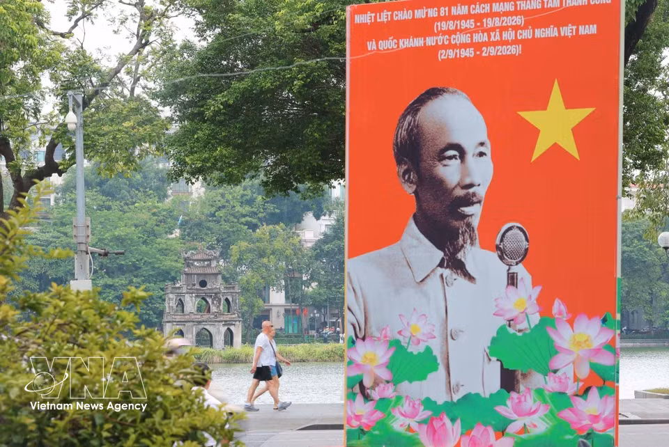 Large billboards are prominently displayed around Hoan Kiem Lake to celebrate the 81st National Day (September 2, 1945–2026). (Photo: VNA)