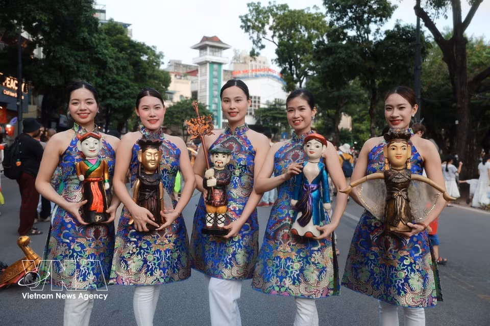 Artists from the Thang Long Water Puppet Theatre introduce traditional Vietnamese puppetry to the public and international visitors. (Photo: VNA) ​