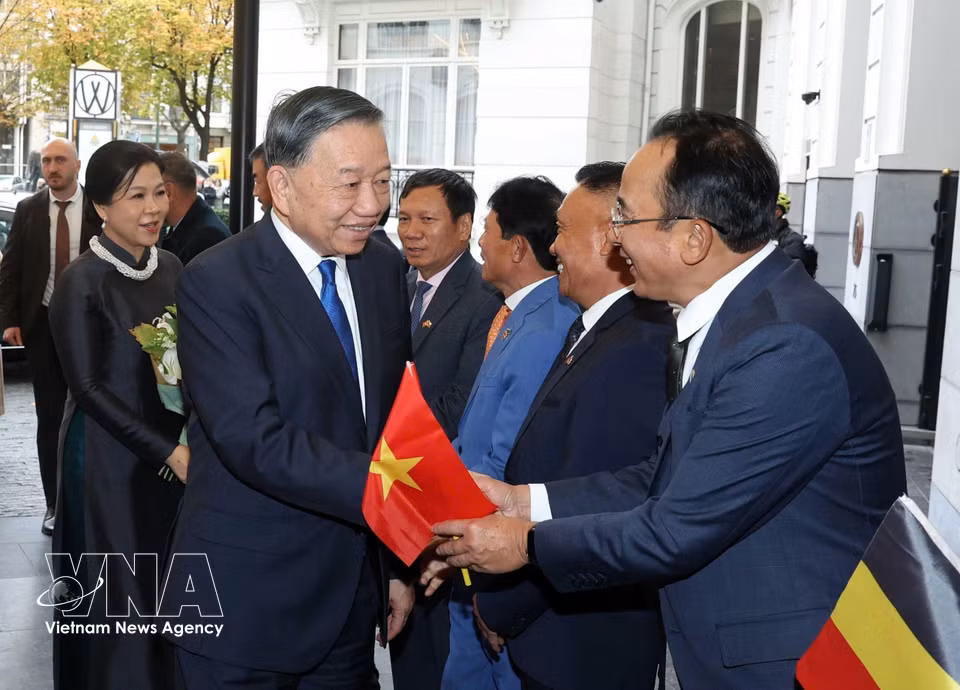 General Secretary of the Communist Party of Vietnam Central Committee and President To Lam, his spouse Ngo Phuong Ly, and a high-level Vietnamese delegation are welcomed at the airport. (Photo: VNA)