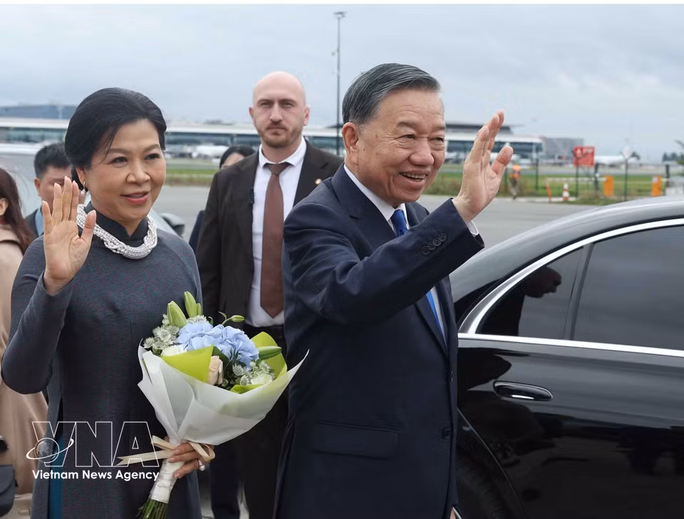 General Secretary of the Communist Party of Vietnam Central Committee and President To Lam, his spouse Ngo Phuong Ly, and a high-level Vietnamese delegation arrived in Brussels, beginning official visits to the EU and Belgium. (Photo: VNA)