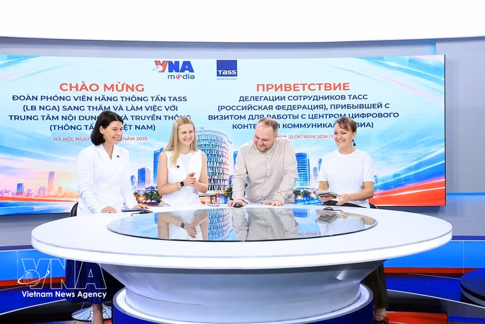 A delegation of journalists from Russia’s TASS news agency tours the studio of the Vietnam News Agency Digital Media Centre (VNA Media). (Photo: VNA)