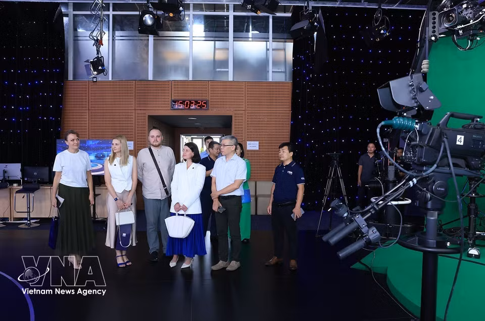 A delegation of journalists from Russia’s TASS news agency tours the studio of the Vietnam News Agency Digital Media Centre (VNA Media). (Photo: VNA)
