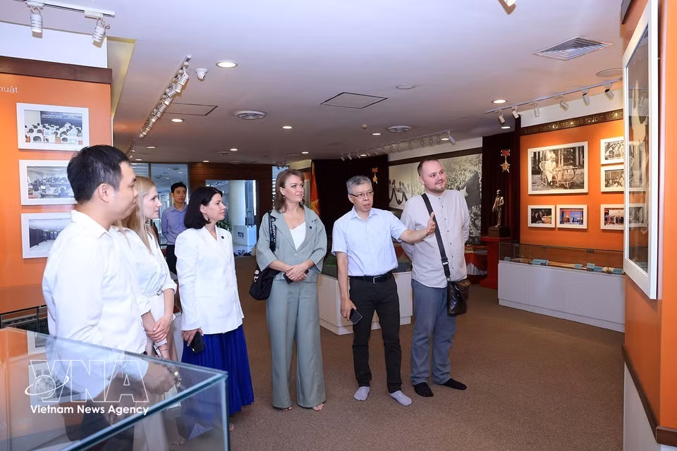 A delegation of journalists from Russia’s TASS news agency exchanges professional experience with the Vietnam News Agency Digital Media Centre (VNA Media) (Photo: VNA)