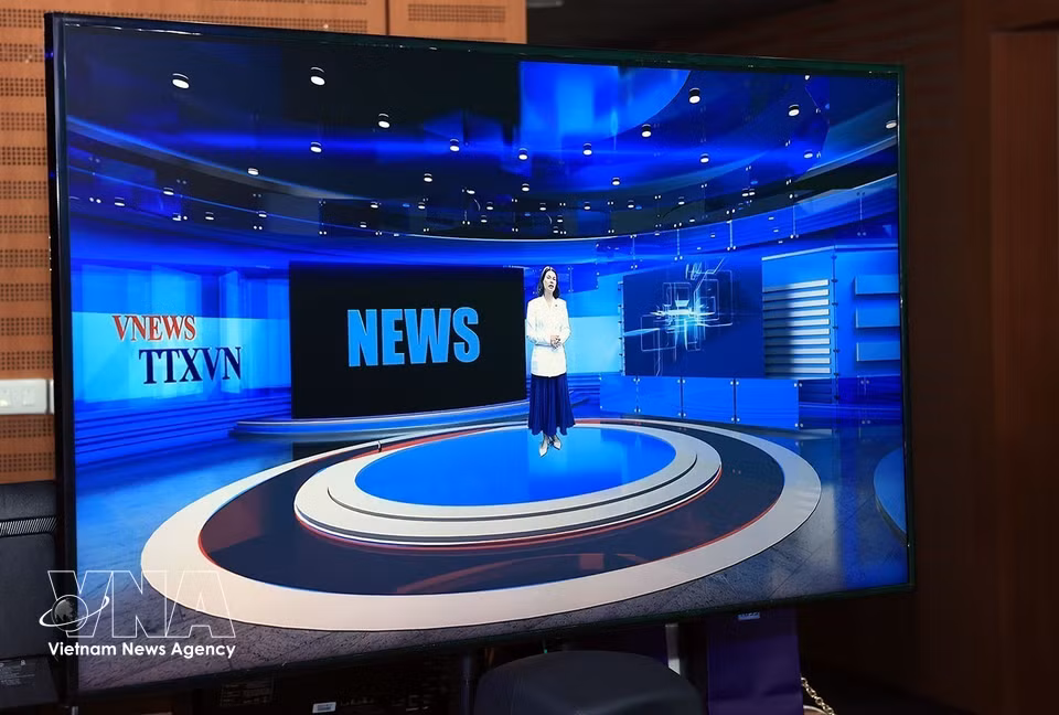 Delegation members experience the virtual reality studio at the Vietnam News Agency Digital Media Centre (VNA Media) (Photo: VNA)
