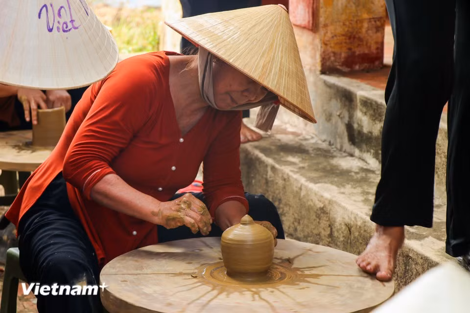 An artisan skilfully shapes pottery on a traditional wheel powered entirely by the movement of his feet. (Photo: Thanh Phong/Vietnam+)