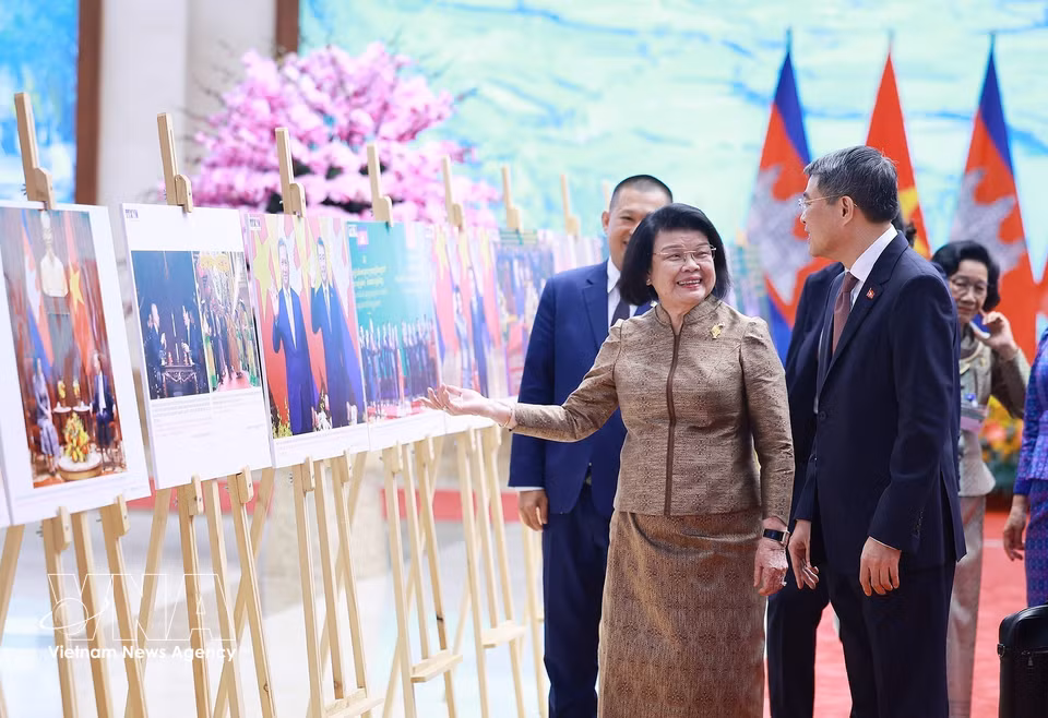Prime Minister Le Minh Hung and President of the Cambodian National Assembly Samdech Khuon Sudary view a photo exhibition highlighting Vietnam-Cambodia relations (Photo: VNA)