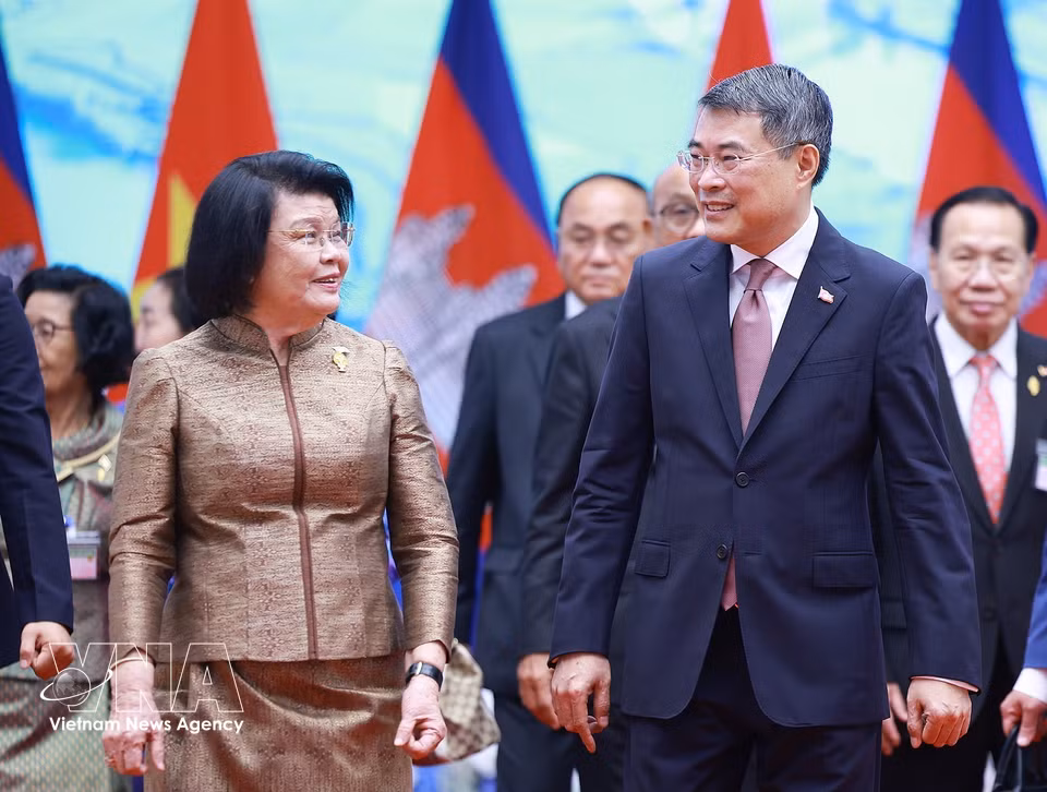Prime Minister Le Minh Hung meets with President of the Cambodian National Assembly Samdech Khuon Sudary. (Photo: VNA)