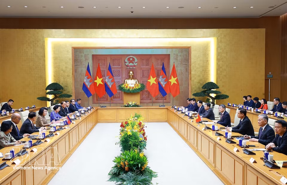 Prime Minister Le Minh Hung and President of the Cambodian National Assembly Samdech Khuon Sudary hold talks in Hanoi on July 28. (Photo: VNA)