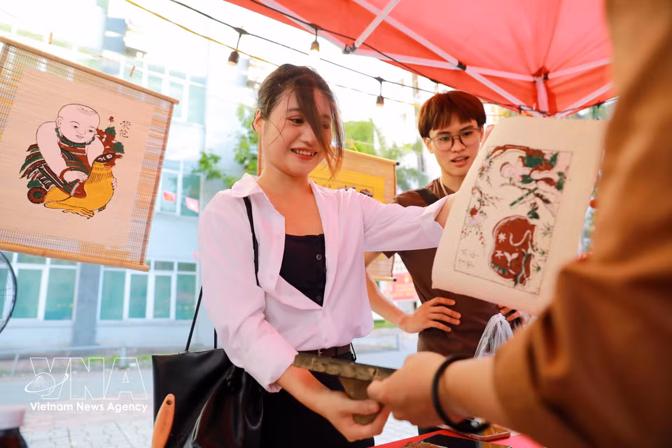 Kinh Bac Cultural Station is a cultural experience programme organised by students from the Vietnam Youth Academy in Hanoi on June 7, 2020, to introduce the heritage of Bac Ninh. The event re-enacts traditional cultural features, such as "quan ho" folk singing and Dong Ho folk paintings, through a creative lens, connecting heritage with the younger generation. (Photo: VNA)
