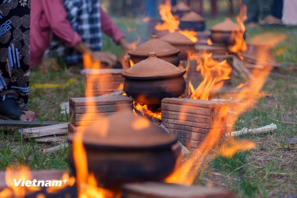 Clay pots over blazing wood fires vividly recreate the simple way of life of the past. (Photo: Thanh Phong/Vietnam+)