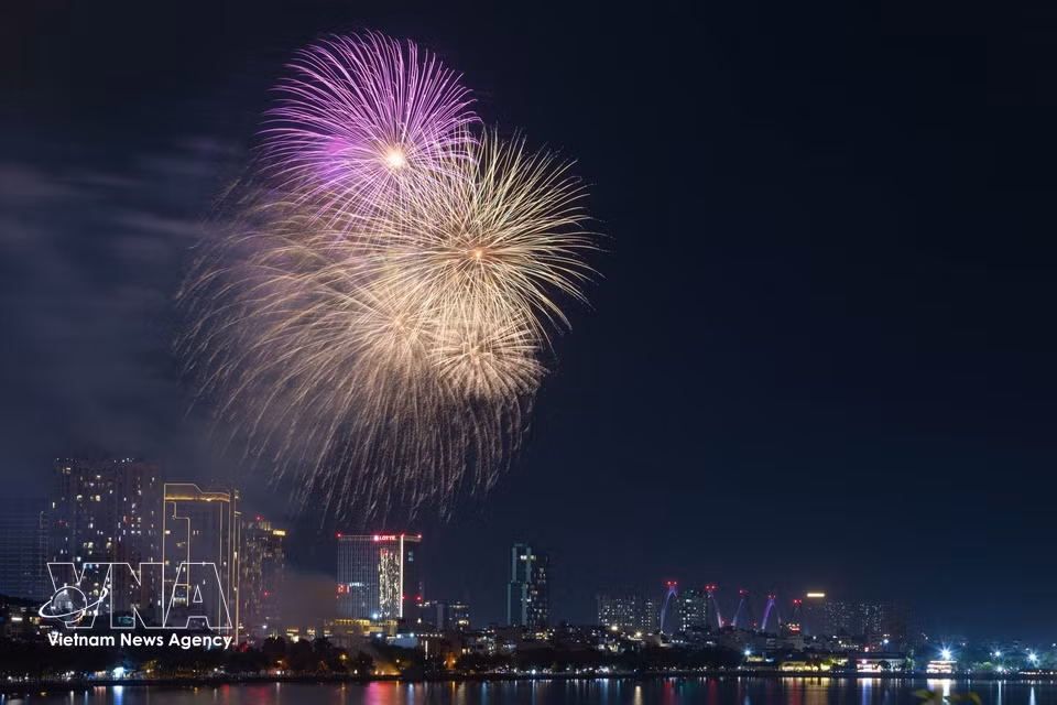 A fireworks display at Lac Long Quan Flower Garden. (Photo: VNA)